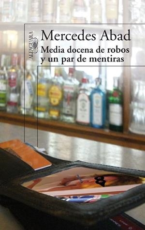 MEDIA DOCENA DE ROBOS Y UN PAR DE MENTIRAS | 9788420474762 | ABAD, MERCEDES | Llibreria Drac - Llibreria d'Olot | Comprar llibres en català i castellà online