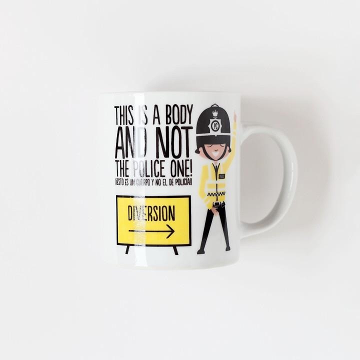 TAZA SUPERBRITÁNICO THIS IS A BODY AND NOT THE POLICE ONE | 8432715074915 | Llibreria Drac - Llibreria d'Olot | Comprar llibres en català i castellà online