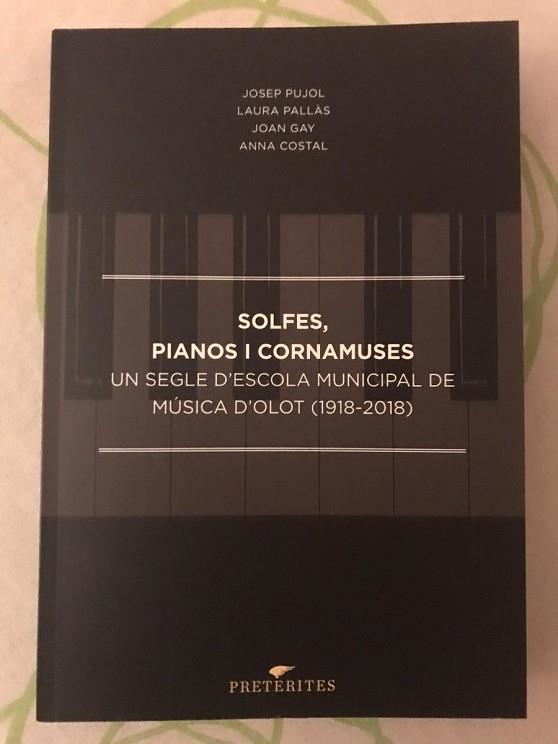 SOLFES, PIANOS I CORNAMUSES: UN SEGLE D'ESCOLA MUNICIPAL DE MÚSICA D'OLOT (1918-2018) | 9788494749421 | PUJOL, JOSEP; PALLAS, LAURA; GAY, JOAN; COSTAL, ANNA | Llibreria Drac - Llibreria d'Olot | Comprar llibres en català i castellà online